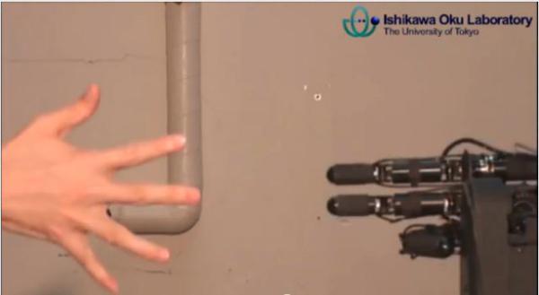 מגניב: הרובוט שמנצח תמיד ב'אבן נייר ומספריים'