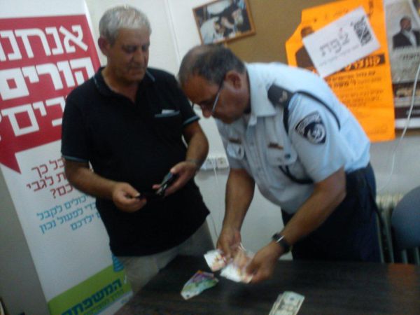 אביו של ראש העיר החזיר לתייר ארנק ובו אלפי שקלים