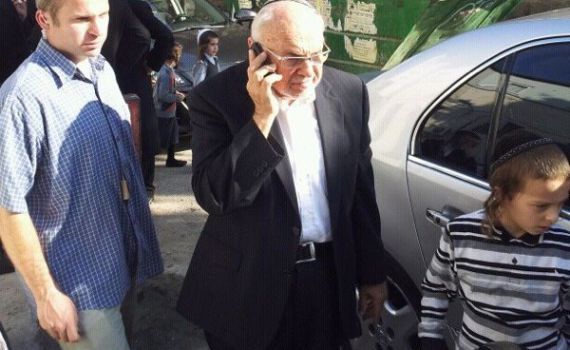 נאמן ניחם את משפחת הרב אלישיב וגלגלי רכבו נוקבו