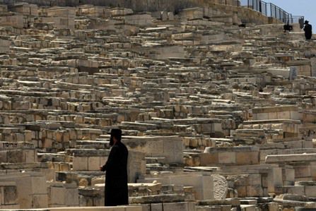 ערבים ניסו לבצע 'לינץ' ליד קבר אור החיים הקדוש