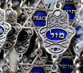 במקום לתלות 'חמסה' נגד עין הרע, עדיף שתקיים מצוות