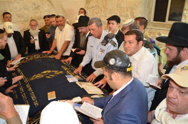 הרב הראשי לרוסיה ואוליגרכים יהודים בקבר יוסף