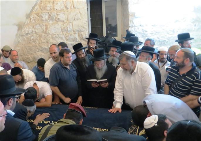 לכבוד ר"ח אב: אלפיים מתפללים בקבר יוסף בשכם