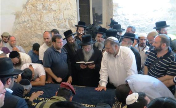 לכבוד ר"ח אב: אלפיים מתפללים בקבר יוסף בשכם