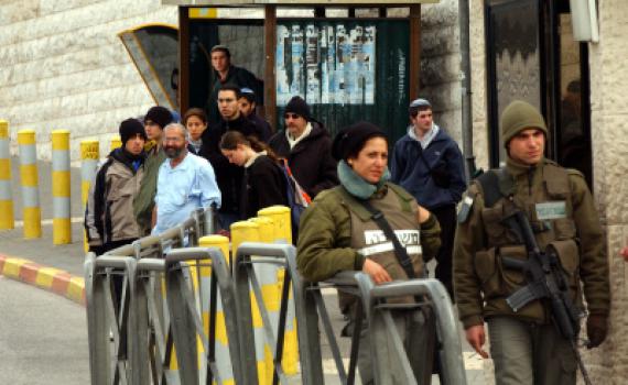 האם מותר לטרמפיסט להעיר לנהג על עבירות תנועה?