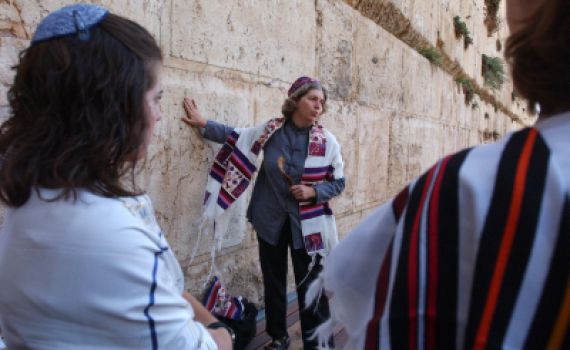 שו"ת: מה התנאים כדי שאשה תוכל להתעטף בטלית?