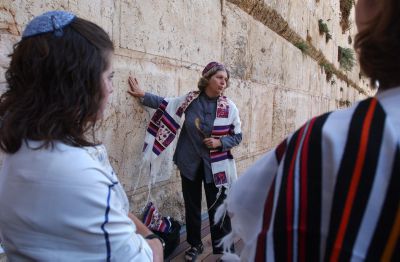 שו"ת: מה התנאים כדי שאשה תוכל להתעטף בטלית?