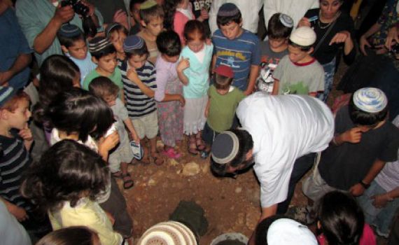 אבן מהיישוב חומש הפכה לאבן פינה לבית כנסת חדש