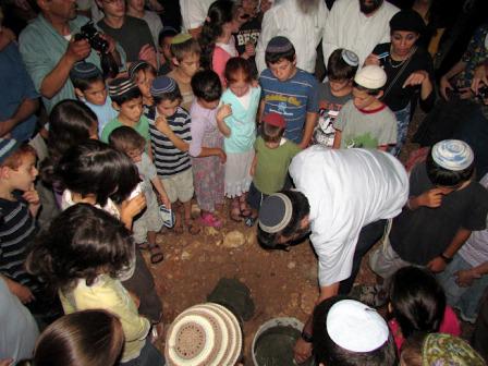 אבן מהיישוב חומש הפכה לאבן פינה לבית כנסת חדש