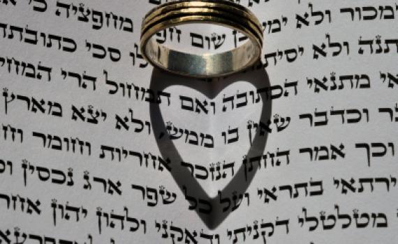 שו"ת סמס לפורים: מלך נתן לי טבעת, האם אנחנו מאורסים?