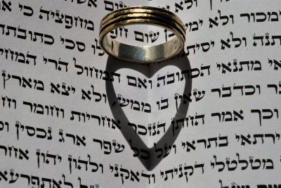 שו"ת סמס לפורים: מלך נתן לי טבעת, האם אנחנו מאורסים?