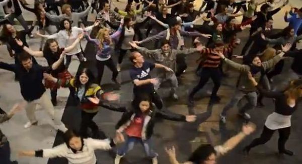 צפו בפלאש מוב יהודי בארגנטינה לצלילי הבה נגילה