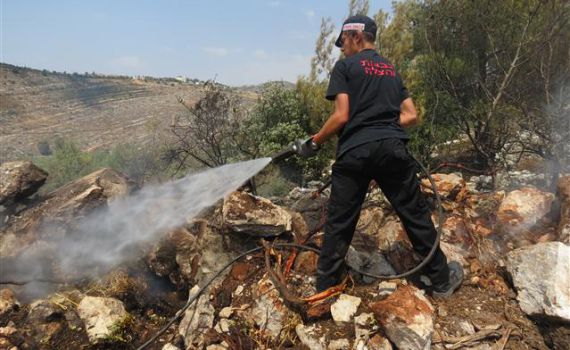 דליקה כובתה בסמיכות לגדר הישוב דולב; חשד להצתה