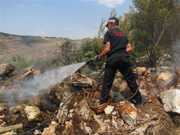 דליקה כובתה בסמיכות לגדר הישוב דולב; חשד להצתה