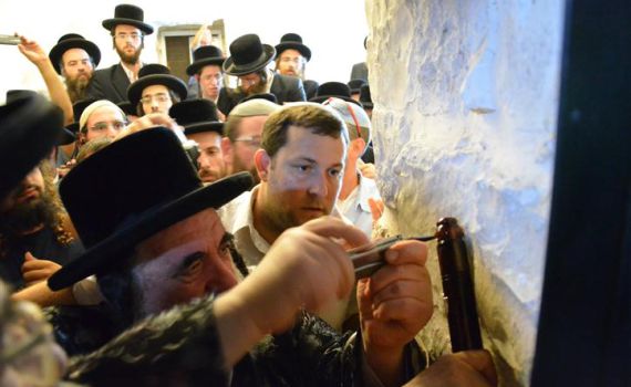 האדמו"ר מויזניץ ביקר באלון מורה וקבע מזוזה בקבר יוסף