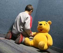 הרב, אמא שלי מכה אותי סתם, מה מותר לי לעשות?