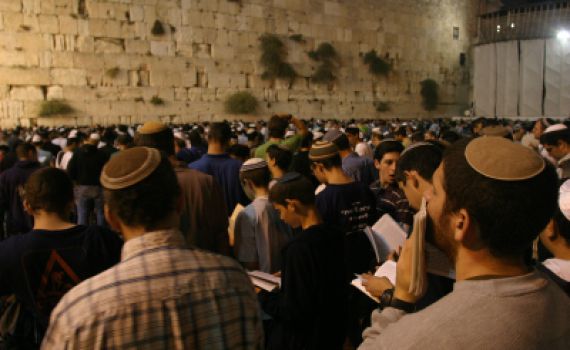 הלילה בכותל: תפילה וסליחות להצלחת התקיפה באיראן