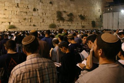 הלילה בכותל: תפילה וסליחות להצלחת התקיפה באיראן