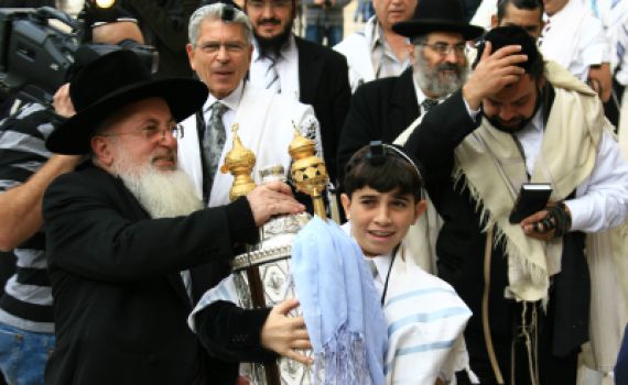 הפלסטינים דורשים להפסיק את חגיגות בר המצווה בכותל