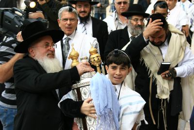 הפלסטינים דורשים להפסיק את חגיגות בר המצווה בכותל