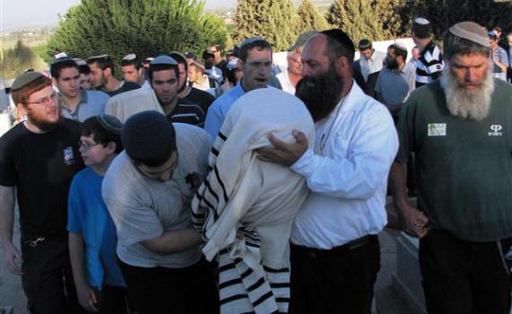 ספרי התורה שרדו את השואה, בלו והובאו לקבורה