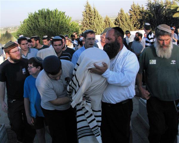 ספרי התורה שרדו את השואה, בלו והובאו לקבורה