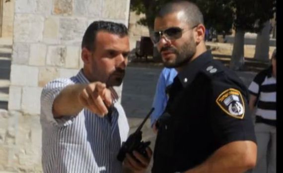 צפו: אנשי וואקף מחלקים הוראות לשוטרים בהר הבית