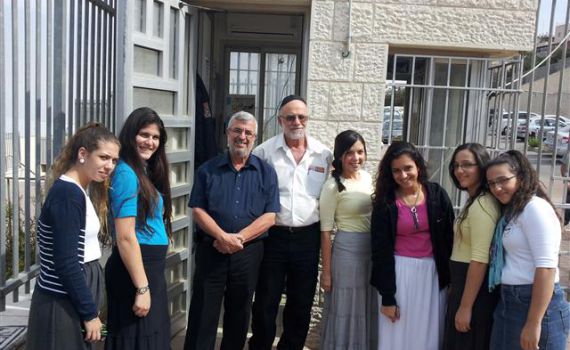 בנות אולפנת פסגת זאב אספו כסף עבור מזגן לשומר