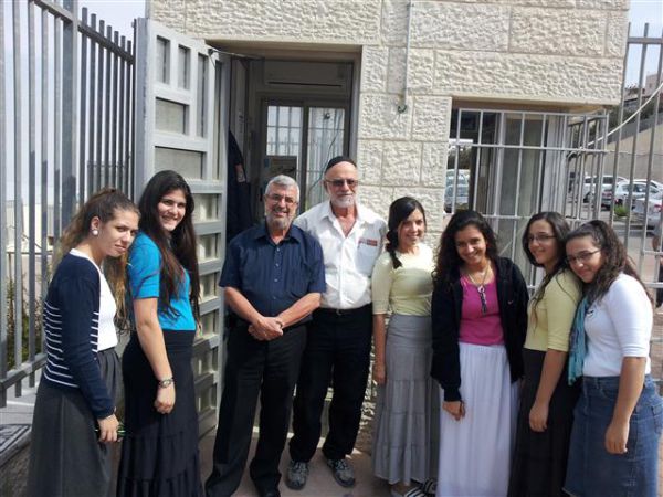 בנות אולפנת פסגת זאב אספו כסף עבור מזגן לשומר