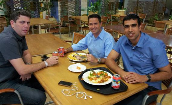 המועמדים הצעירים עותרים: אל תבטלו לנו את השריון