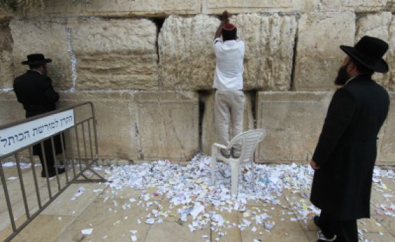 הרב צבי יהודה הסתייג מהכנסת פתקים לתוך הכותל