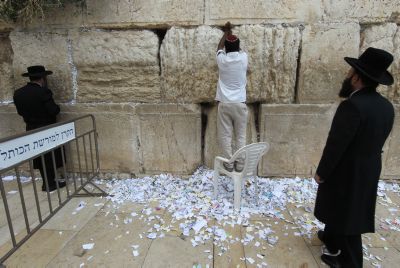 הרב צבי יהודה הסתייג מהכנסת פתקים לתוך הכותל