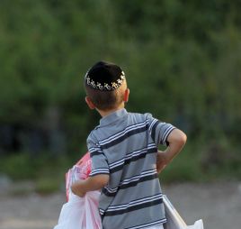 האב החרדי הפך לסרוג; האם לא מוכנה שיראה את הילדים