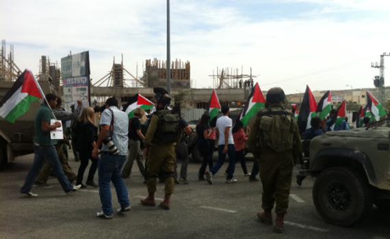 ערבים מתפרעים בסניף רמי לוי בשער בנימין