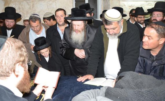 האדמו"ר מ'שומרי אמונים' אמר קדיש בקבר יוסף ופרץ בבכי