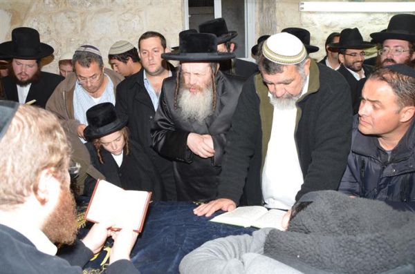 האדמו"ר מ'שומרי אמונים' אמר קדיש בקבר יוסף ופרץ בבכי