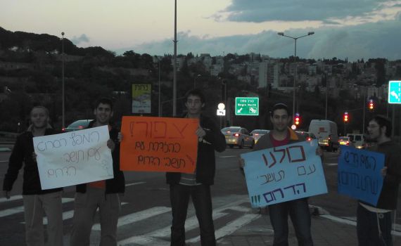 למרות הקור: עשרות צעירים הפגינו לחיזוק תושבי הדרום