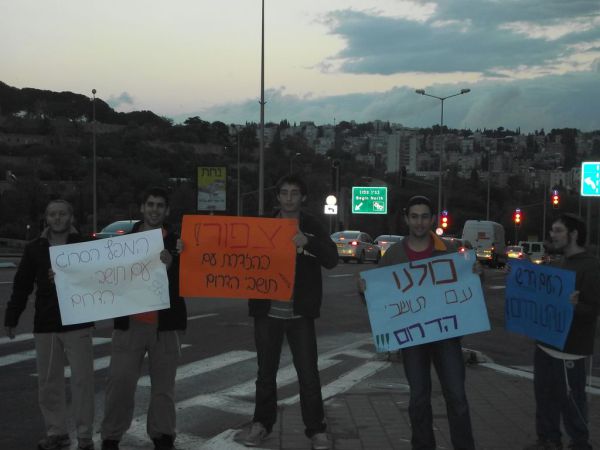 למרות הקור: עשרות צעירים הפגינו לחיזוק תושבי הדרום