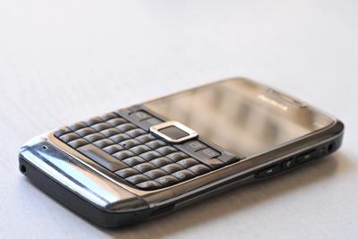 האם מותר להשתמש בטלפון סלולרי כשעון מעורר בשבת?