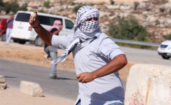 צפו: ערבי מיידה אבנים על חיילים וחוטף בפנים