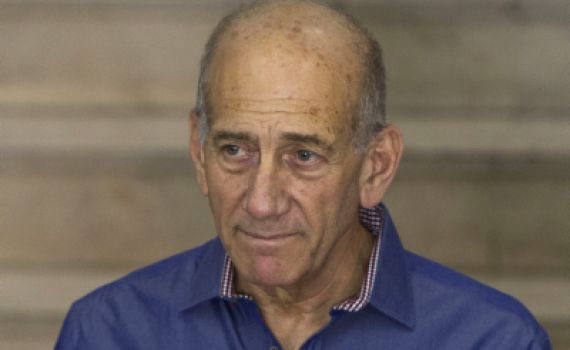 המשטרה: נמצאה תשתית ראייתית נגד אולמרט