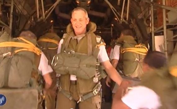 צניחה ימית: צפו ברמטכ"ל גנץ צונח אל המים