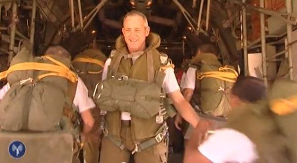 צניחה ימית: צפו ברמטכ"ל גנץ צונח אל המים