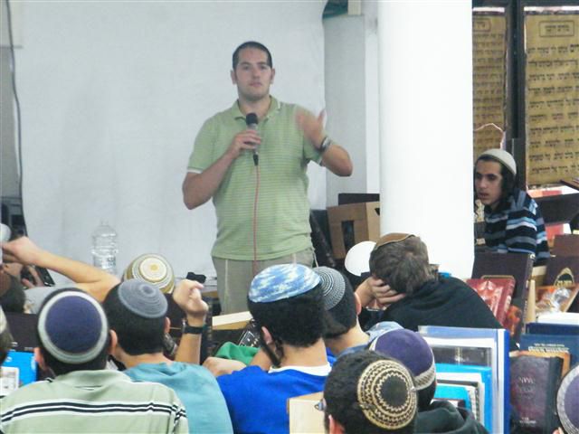 חודש של גבורה: אהרון קרוב התארח בישיבת 'נחלת ישראל'