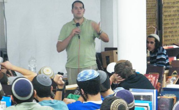 חודש של גבורה: אהרון קרוב התארח בישיבת 'נחלת ישראל'