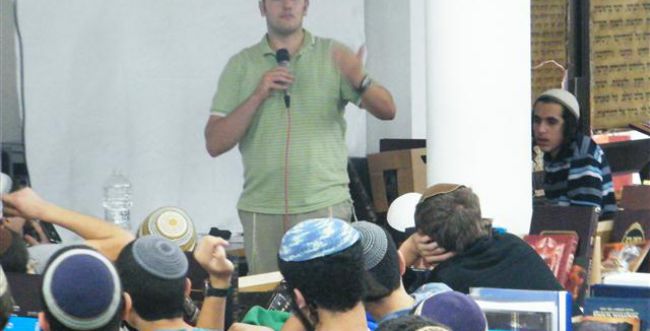 חודש של גבורה: אהרון קרוב התארח בישיבת 'נחלת ישראל'  