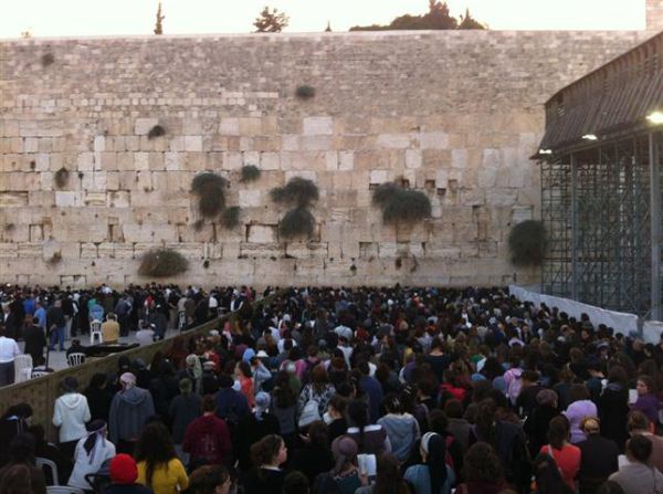 אלפים בכותל המערבי בתפילה לשלום חיילי צה"ל