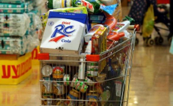 שו"ת: מה עדיף, תפילה במניין או לעזור לאמי בקניות?