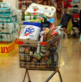 שו"ת: מה עדיף, תפילה במניין או לעזור לאמי בקניות?