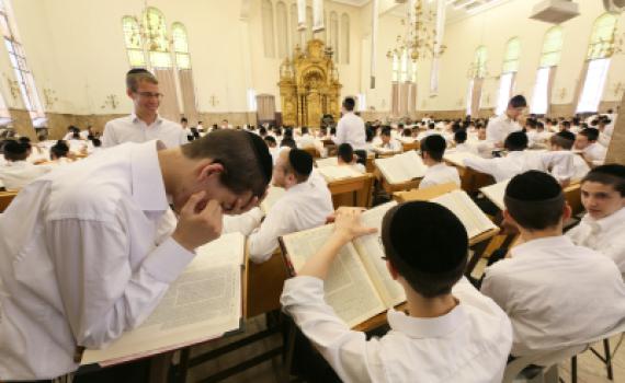 איך רבנים ולומדי תורה מקבלים כסף כשהרמב"ם אסר?